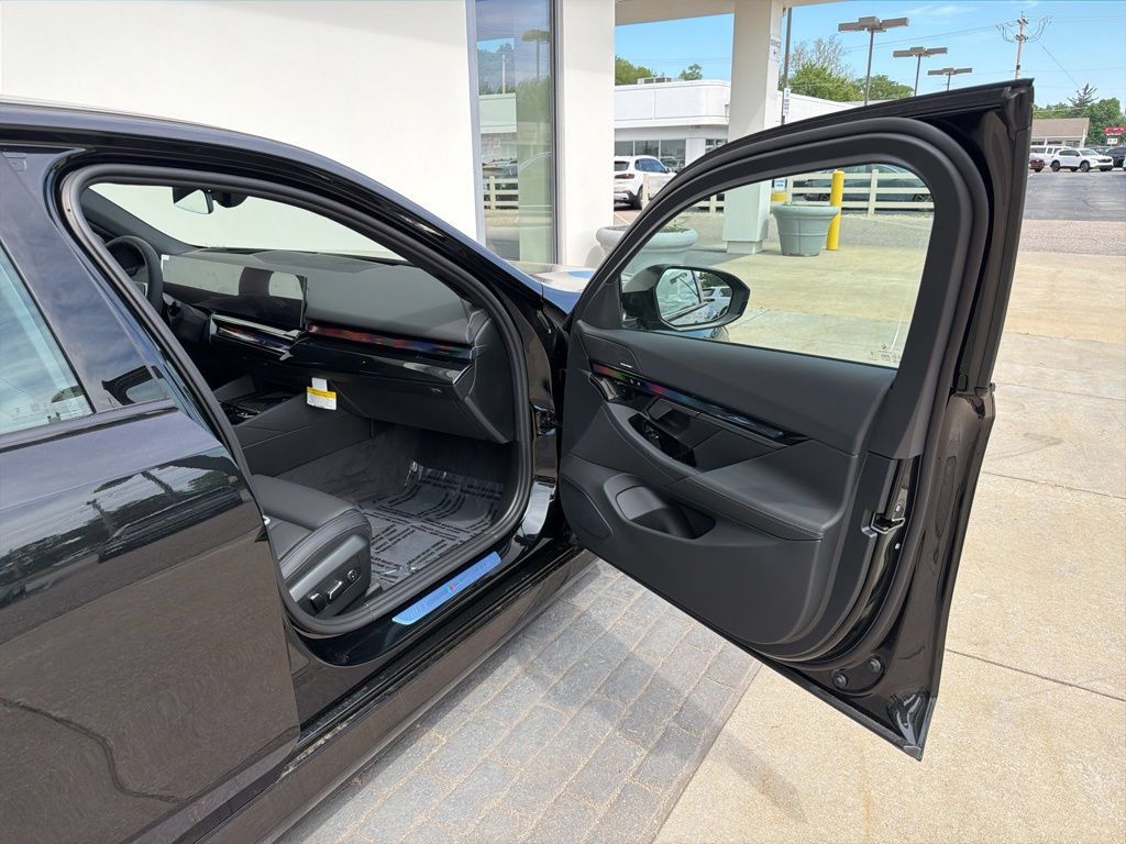 New 2027 BMW 550e xDrive AWD/4WD image 19