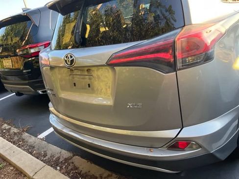 Used 2018 Toyota RAV4 XLE FWD image 8