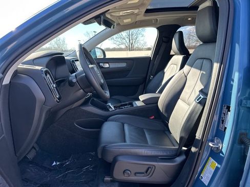 Certified 2025 Volvo XC40 B5 Plus image 17