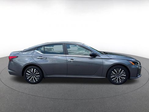 Used 2025 Nissan Altima 2.5 SV FWD image 15