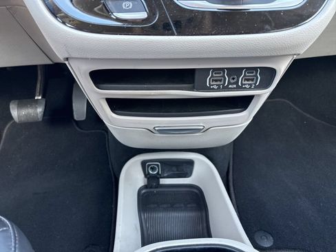 Used 2024 Chrysler Pacifica Touring-L FWD image 45
