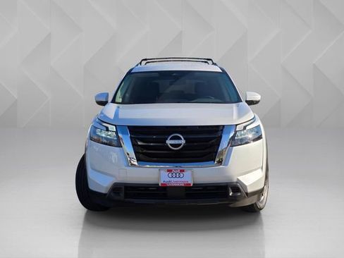 Used 2025 Nissan Pathfinder SV image 2