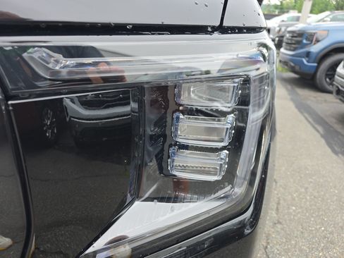 Used 2023 GMC Yukon XL Denali Ultimate AWD/4WD image 8