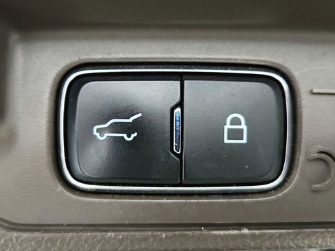 Used 2020 Ford Explorer Platinum w/ Premium Technology Package image 44