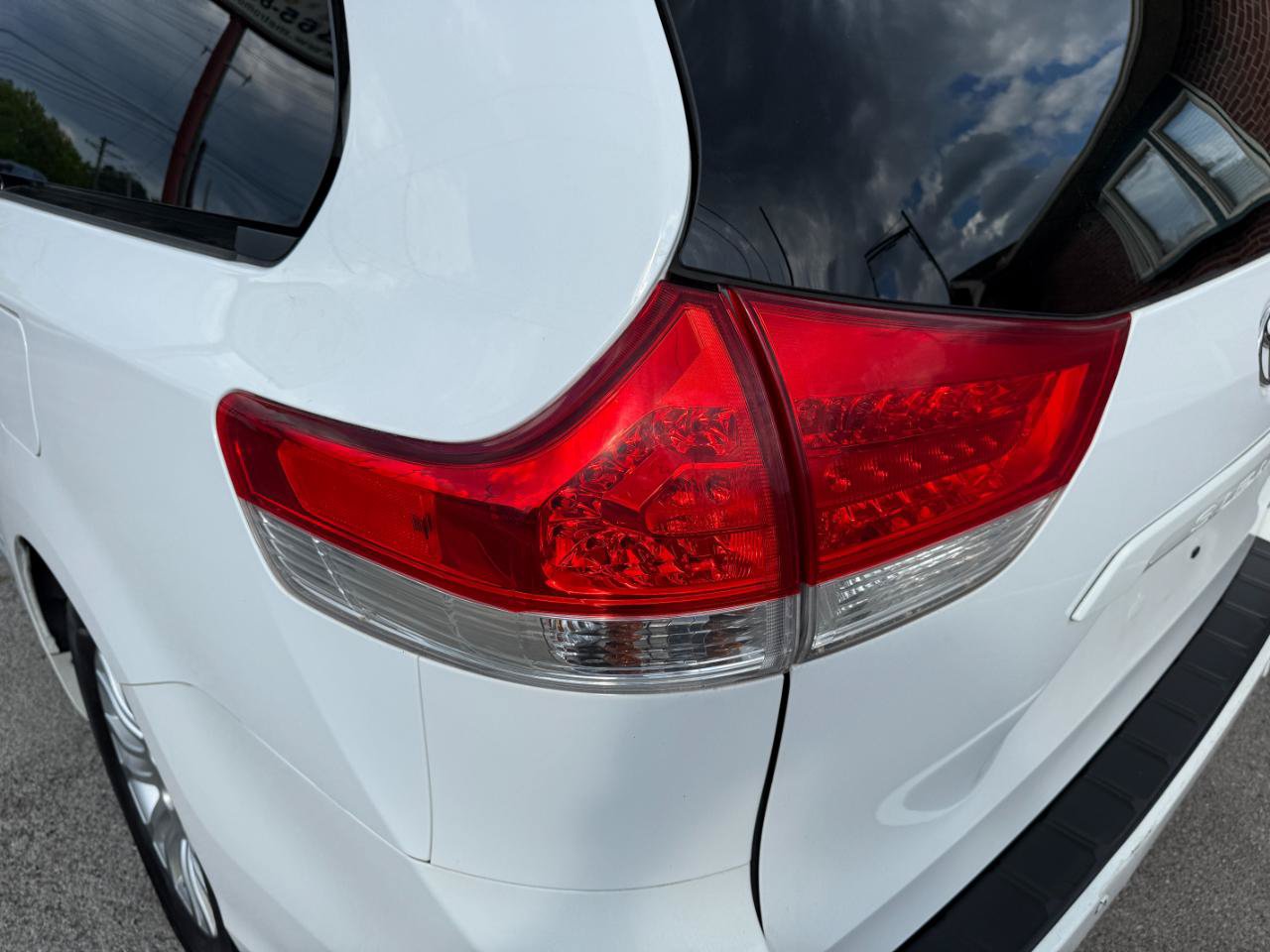 Used 2013 Toyota Sienna XLE w/ Entertainment Pkg FWD image 46