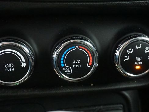 Used 2017 Jeep Renegade Latitude w/ Cold Weather Group image 33