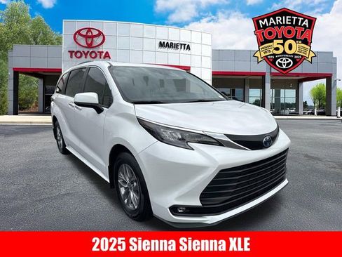 Used 2025 Toyota Sienna XLE w/ XLE Plus Package image 1