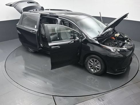 Used 2026 Toyota Sienna XLE AWD/4WD image 55