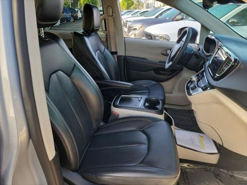 Certified 2023 Chrysler Pacifica Touring-L FWD image 17