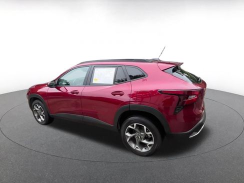 Used 2025 Chevrolet Trax LT w/ LT Convenience Package FWD image 10