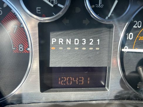 Used 2010 HUMMER H3 w/ Appearance Package AWD/4WD image 16