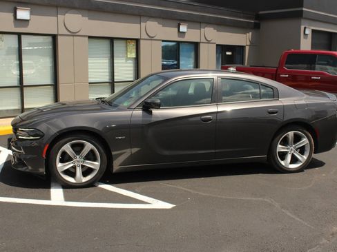 Used 2018 Dodge Charger R/T RWD image 2