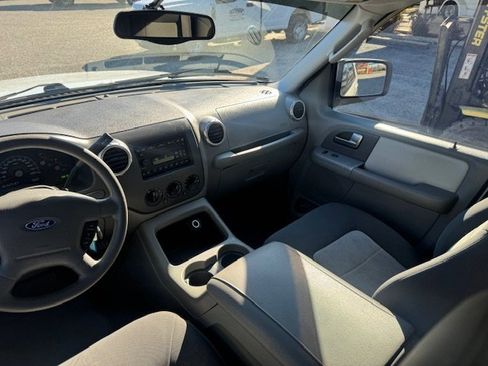 Used 2004 Ford Expedition XLT image 10