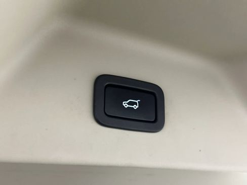 Used 2020 Land Rover Range Rover HSE image 19