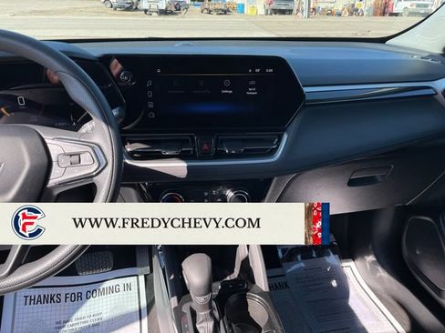 Used 2025 Chevrolet TrailBlazer LT AWD/4WD image 17