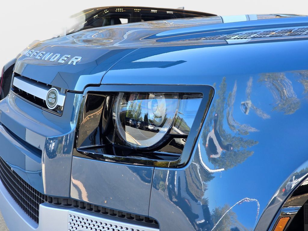 Used 2025 Land Rover Defender 110 S AWD/4WD image 32