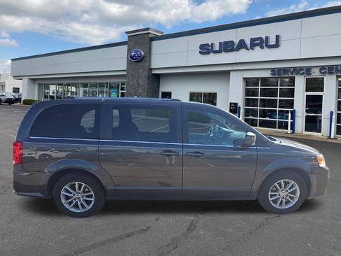 Used 2018 Dodge Grand Caravan SXT image 2