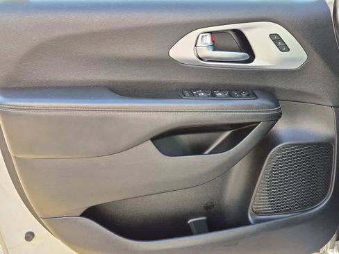 Used 2019 Chrysler Pacifica Limited w/ S Appearance Package image 9