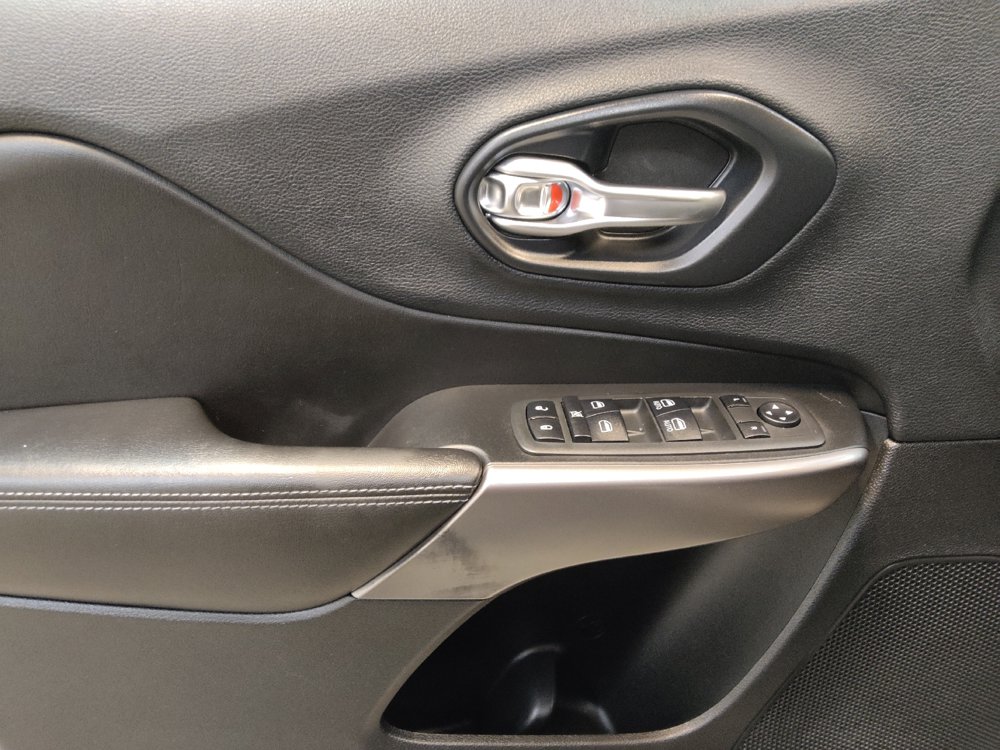 Used 2019 Jeep Cherokee Latitude Plus w/ Comfort/Convenience Group FWD image 27
