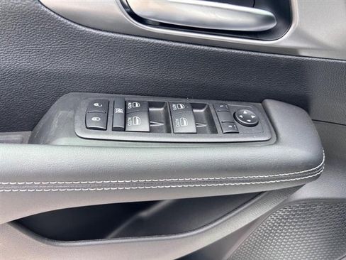 Used 2025 Chrysler Pacifica Select w/ Fav Edition Package image 17