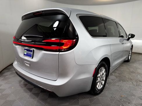 Used 2024 Chrysler Pacifica Touring-L image 7