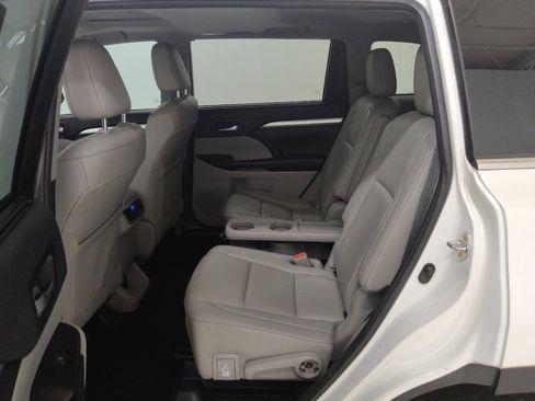 Used 2019 Toyota Highlander XLE FWD image 18