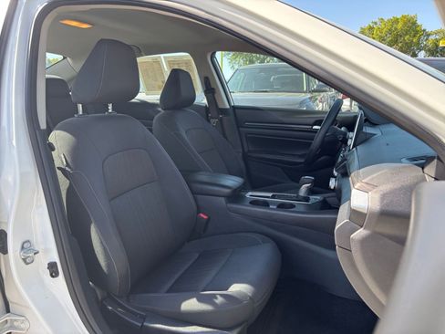 Used 2025 Nissan Altima 2.5 SV FWD image 35