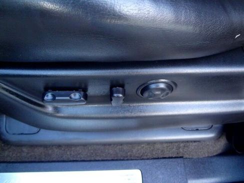 Used 2011 Cadillac Escalade Premium image 25