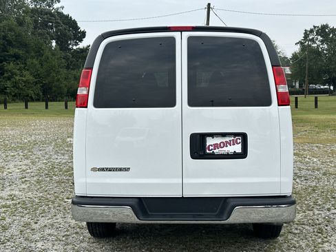 Used 2024 Chevrolet Express 3500 LT w/ LT Preferred Equipment Group RWD image 6