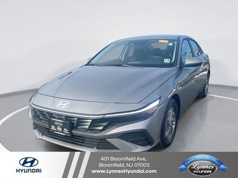 Used 2025 Hyundai Elantra SE image 1