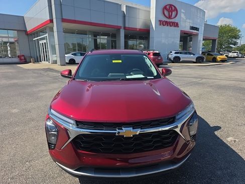 Used 2025 Chevrolet Trax LT FWD image 2
