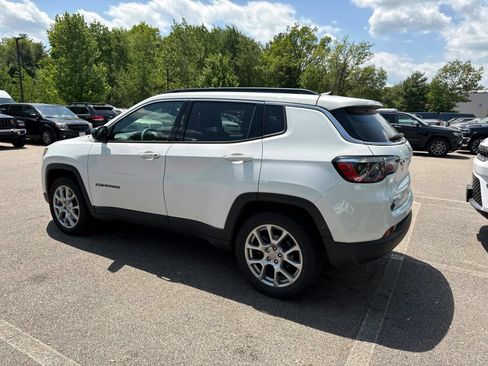 Used 2023 Jeep Compass Latitude AWD/4WD image 4