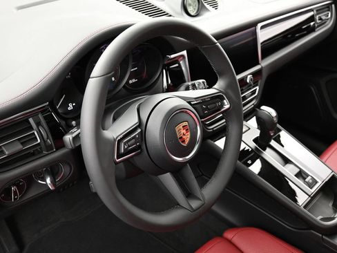 Certified 2026 Porsche Macan AWD/4WD image 17