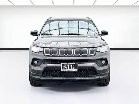 Used 2022 Jeep Compass Latitude image 2