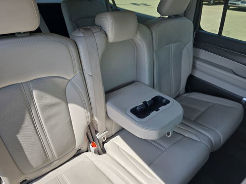 Used 2024 Jeep Wagoneer L Series II w/ Flexible Seating Group RWD image 11