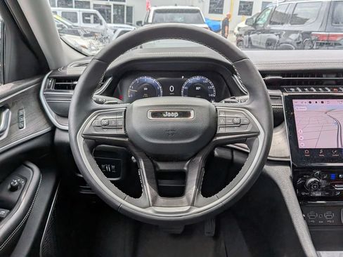 Used 2023 Jeep Grand Cherokee L Limited w/ Luxury Tech Group II AWD/4WD image 16