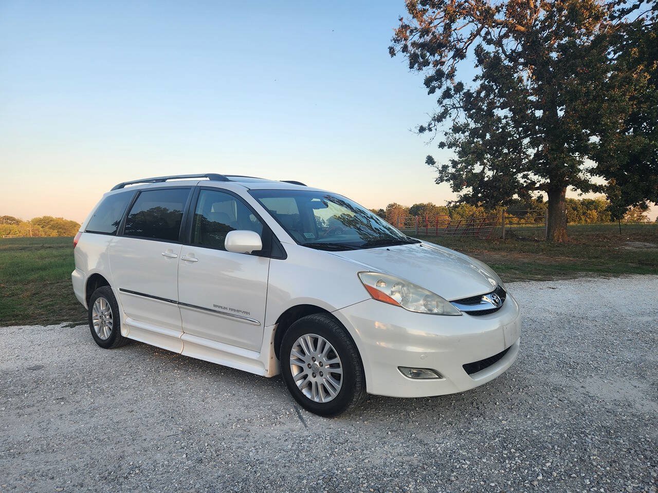 Used 2008 Toyota Sienna XLE Limited w/ XLE Limited Pkg 2 FWD image 4