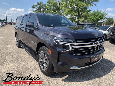Used 2022 Chevrolet Suburban LT w/ Luxury Package RWD image 1