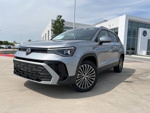 New 2025 Volkswagen Taos SE image 1