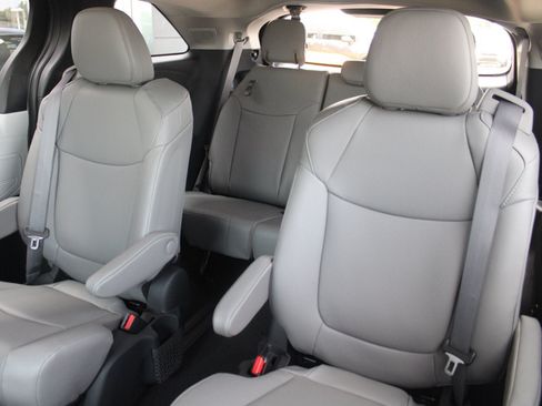 Used 2026 Toyota Sienna XLE AWD/4WD image 9