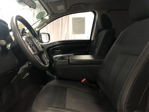 Used 2018 Nissan Titan SV image 9