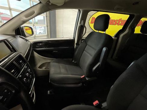 Used 2020 Dodge Grand Caravan SE image 12