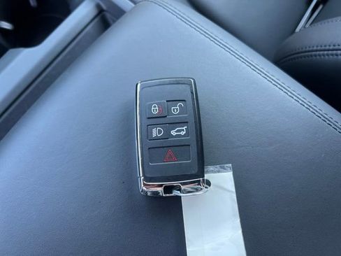 Used 2025 Land Rover Defender 110 X-Dynamic SE image 35