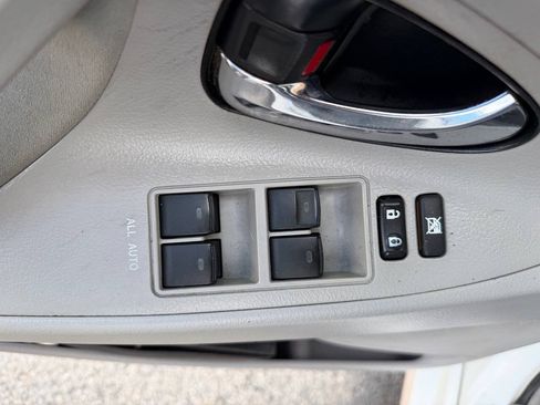 Used 2010 Toyota Camry LE FWD image 19
