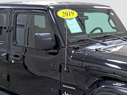 Used 2019 Jeep Wrangler Unlimited Sahara w/ Safety Group AWD/4WD image 15