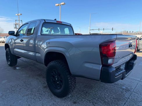 Used 2018 Toyota Tacoma SR image 6