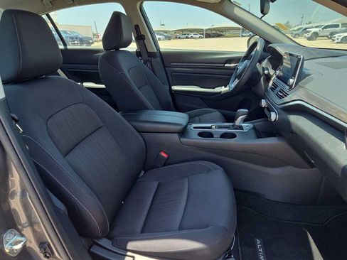 Used 2025 Nissan Altima 2.5 SV FWD image 18