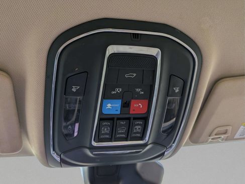 Used 2022 Jeep Grand Cherokee Limited image 24