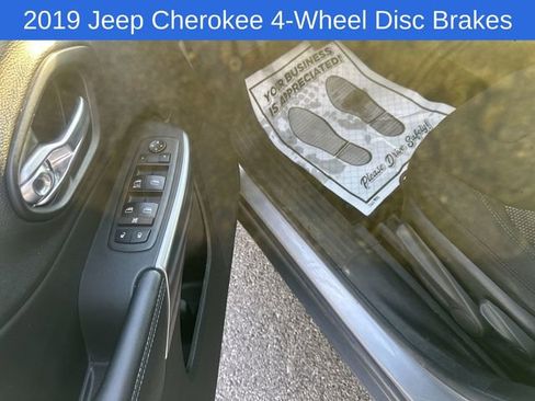 Used 2019 Jeep Cherokee Latitude w/ Popular Appearance Group image 12