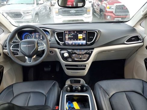 Used 2024 Chrysler Pacifica Touring-L image 10
